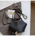 Borsa a secchiello minimalista in pelle nera a grana litchi con bordo ondulato e tracolla - Nero senza ciondoli