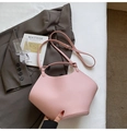 Borsa a secchiello rosa in pelle a grana litchi con forma asimmetrica e tracolla - Rosa senza ciondolo