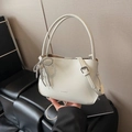Minimalistische beige Eimertasche aus Leder mit Herzanhänger und Perlen-Schleifen-Detail - Mit Schleifenanhänger / Weiß