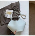 Borsa a secchiello blu menta minimalista in pelle a grana litchi e geometria - Blu Senza Ciondolo
