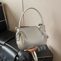 Schicke silberne Bucket Bag mit CLEARUK Logo und Perlenanhänger für Damen - Mit Schleifenanhänger / Silber