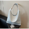Détail du sac hobo tressé bleu clair avec texture croisée et bandoulière épaisse - Bleu