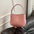 Minimalistische rosa Eimertasche aus Leder mit Tragegriff und Logo in schickem Design - Ohne Anhänger / Rosenrosa