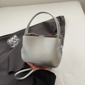 Schicke silberne Metallic-Beuteltasche mit verstellbarem Riemen und Griff in der Hand - Ohne Anhänger / Silber