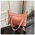 Détail du sac à main en cuir rose avec texture litchi et design plissé vertical - Rose