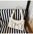 Bolso tote blanco roto multibolsillo con cadena plateada y colgante de corazón - Blanco Roto