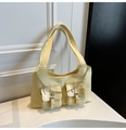 Bolso tote crema vintage multibolsillo con cadena plateada y colgante de corazón - Amarillo