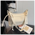 Elegante bolso de hombro crema con textura de lichi, detalles plisados y correa bandolera - Blanco