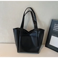 Detalle del bolso tote de cuero PU negro con bolsillo delantero y acabado mate elegante - Negro