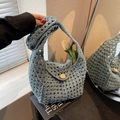 Häkel-Schultertasche aus Baumwolle in Morandi-Blau mit Lochmuster und Holzknopf - Blau