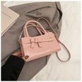 Hellrosa Handtasche mit Schleife und Goldakzenten auf grauem Blazer-Hintergrund - Rosa Ohne Anhänger