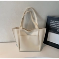 Detalle del bolso tote de cuero crema con un práctico bolsillo frontal y gran capacidad - Blanco Roto