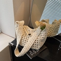 Beigefarbene Häkeltasche mit hohlem Blumenmuster und Verschluss aus Holzknopf - Cremeweiß