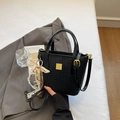 Borsa a secchiello nera intrecciata con finiture dorate ed elegante fiocco in pizzo - Con Ciondolo / Nero con ciondolo