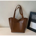 Primer plano de bolso tote grande de cuero sintético marrón con bolsillo frontal para mujer - Marrón