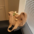 Handgestrickte hohle Tragetasche in Karamell mit Holzknopf und breitem Gurt - Khaki
