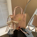 Borsa a mano rosa con trama intrecciata, fiocco in pizzo e tracolla sottile regolabile - Con Ciondolo / Rosa con ciondolo