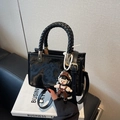 Bolso bandolera negro elegante con panel de textura mármol y colgante de niña de perlas - Negro