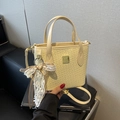 Elegante borsa a secchiello giallo crema in pelle testurizzata con ciondolo a fiocco - Con Ciondolo / Giallo con Ciondolo