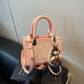 Bolso pequeño rosa con textura de mármol asa trenzada y colgante de muñeca - Rosa
