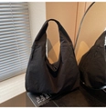 Detalle del bolso tote de lona negra que muestra la textura plisada y las cremalleras - Negro
