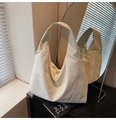 Detalle del bolso tote de nailon blanco roto con cremallera lateral funcional y textura - Blanco