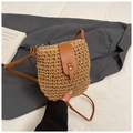 Dettaglio della borsa a tracolla in paglia intrecciata con cinturino in pelle marrone - Taglia unica / Cachi