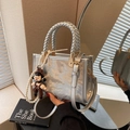Bolso bandolera plateado metalizado con textura de ondas y amuleto de muñeca de perlas - Plateado