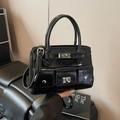 Borsa a mano nera lucida minimalista con fibbie in metallo e tre tasche frontali - Nero