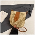 Dettaglio della borsa a tracolla in paglia intrecciata con patta in pelle marrone - Taglia unica / Bianco Sporco