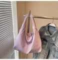 Detalle del bolso tote de nailon morado con cremallera metálica y textura plisada - Morado