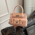 Borsa a mano rosa in pelle lucida con chiusura a scatto argento e manico strutturato - Rosa