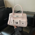 Borsa a mano minimalista in vernice rosa chiaro con tasche multistrato e chiusura in metallo - Viola