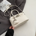 Minimalistische beige Handtasche aus Narbenleder mit Silberverschluss und Herzanhänger - Beige Mit Anhänger