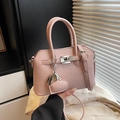 Rosa Handtasche aus Litschi-Leder mit silbernem Drehverschluss und Herz-Anhänger - Roze mit Anhänger
