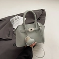 Hellblaue Handtasche mit Ledermuster, Silberverschluss und Herzanhänger-Detail - Blau mit Anhänger