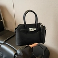 Borsa a mano minimalista in pelle litchi nera con chiusura argento e tracolla - Nero senza Ciondolo