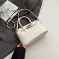 Borsa a mano beige minimalista in pelle a grana con chiusura argento e tracolla - Bianco Riso (Senza Ciondolo)