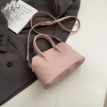 Borsa da donna rosa in pelle a grana con design minimalista e tracolla regolabile inclusa - Rosa Senza Pendente