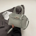 Elegante borsa a mano in pelle verde chiaro con fibbia in metallo e tracolla regolabile - Blu Senza Ciondolo