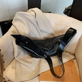 Borsa hobo nera lucida con tracolla larga e dettagli in metallo argento - Nero