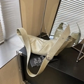 Borsa a tracolla verde chiaro stile mezzaluna con cinturino regolabile in ecopelle - Verde Mambo