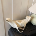 Borsa a spalla beige minimalista in pelle opaca con eleganti rivetti in argento - Bianco