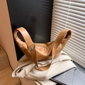 Borsa a mezzaluna in finta pelle marrone con tracolla larga e fibbia metallica argento - Marrone
