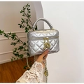 Detailansicht der silbernen Stepp-Minitasche mit Goldkette und Rosen-Anhänger - Gesteppter Box-Stil / Silber