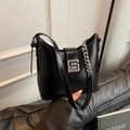 Sac hobo noir élégant avec boucle G argentée et bandoulière chaîne - Noir
