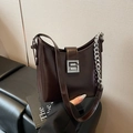 Sac hobo en cuir brillant marron foncé avec boucle G argentée et grosse chaîne en métal - Marron