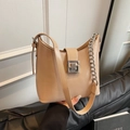 Sac hobo beige chic avec boucle géométrique argentée et détail de bandoulière chaîne - Kaki