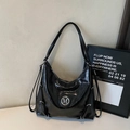 Grande borsa tote in pelle verniciata nera con logo M in metallo lucido - Nero