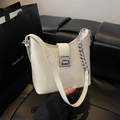 Sac hobo chic en cuir brillant blanc crème avec chaîne argentée et boucle en métal - Blanc Cassé